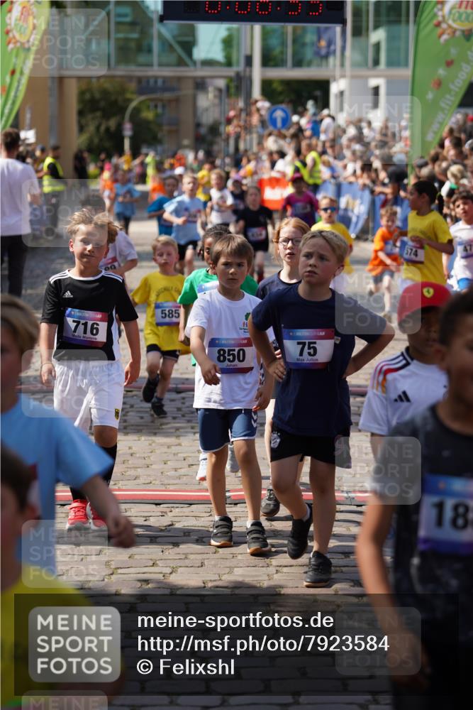 13.06.2025 - Holstenköstenlauf Felixshl http://msf.ph/oto/7923584 13.06.2025 16:07:04 Laufen 26, 34, 75, 306, 308, 316, 434, 452, 459, 467, 574, 585, 592, 693, 699, 716, 973, 1043, 1149, 1202, 1389 meine-sportfotos.de