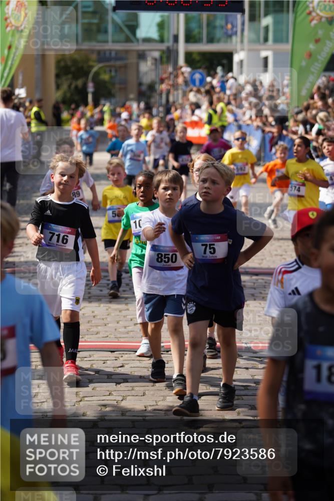 13.06.2025 - Holstenköstenlauf Felixshl http://msf.ph/oto/7923586 13.06.2025 16:07:04 Laufen 26, 34, 75, 306, 308, 316, 434, 452, 459, 467, 574, 585, 592, 693, 699, 716, 973, 1043, 1149, 1202, 1389 meine-sportfotos.de