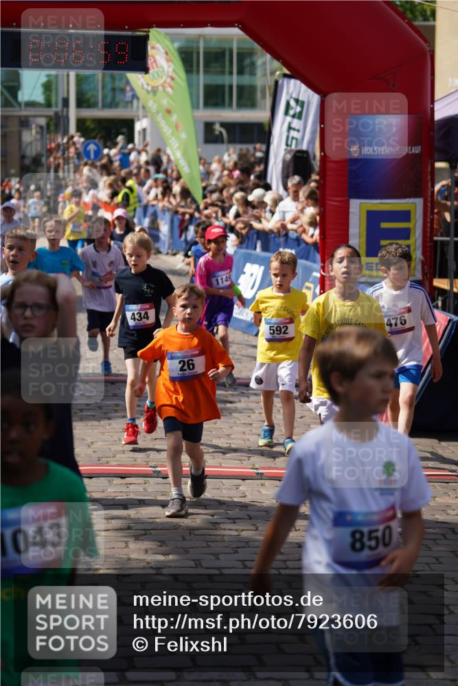 13.06.2025 - Holstenköstenlauf Felixshl http://msf.ph/oto/7923606 13.06.2025 16:07:08 Laufen 26, 34, 40, 124, 170, 306, 316, 434, 459, 467, 574, 575, 585, 592, 693, 699, 973, 1149, 1202, 1389 meine-sportfotos.de