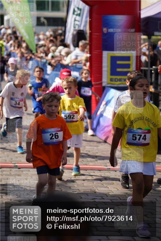 13.06.2025 - Holstenköstenlauf Felixshl http://msf.ph/oto/7923614 13.06.2025 16:07:10 Laufen 26, 34, 40, 124, 170, 172, 306, 315, 316, 434, 459, 467, 575, 592, 693, 699, 865, 973, 1149, 1202 meine-sportfotos.de