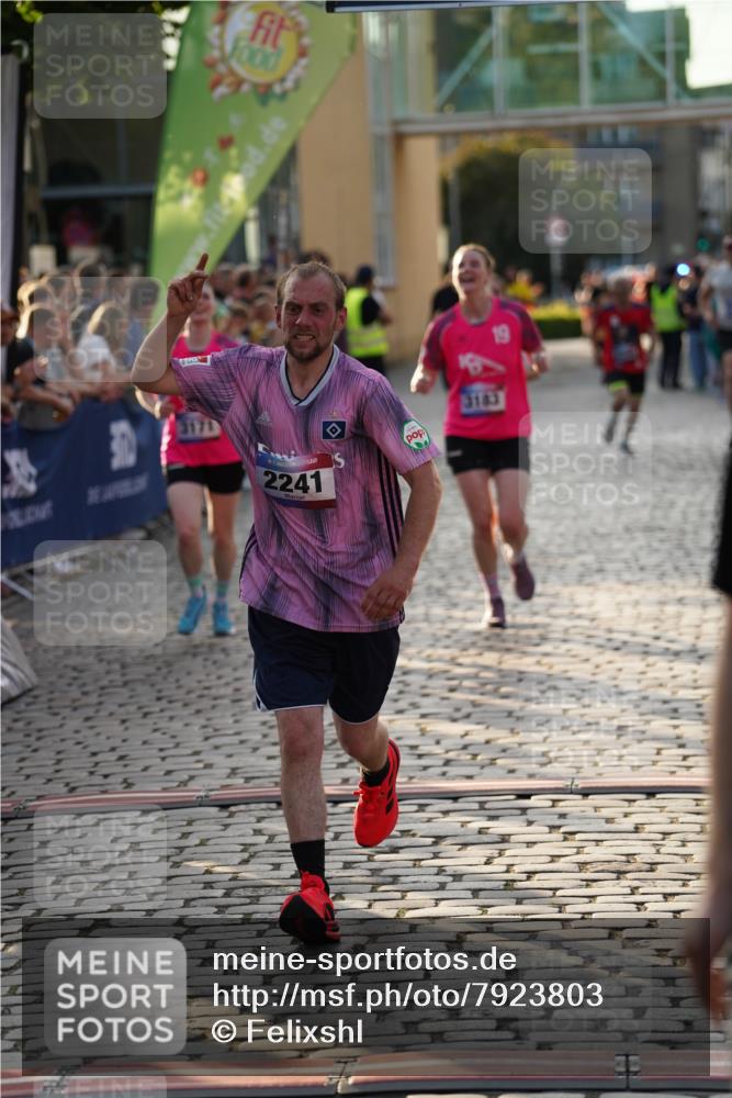 13.06.2025 - Holstenköstenlauf Felixshl http://msf.ph/oto/7923803 13.06.2025 19:55:59 Laufen 2114, 2241, 2550, 2564, 2941, 3129, 3171, 3183, 3591, 3767 meine-sportfotos.de