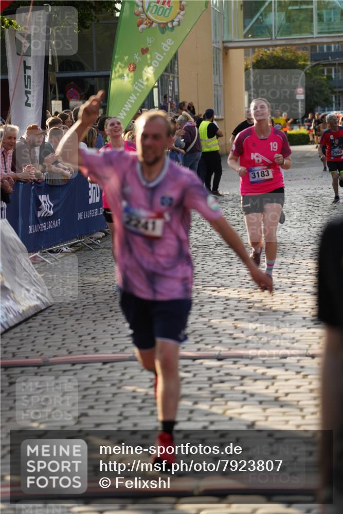 13.06.2025 - Holstenköstenlauf Felixshl http://msf.ph/oto/7923807 13.06.2025 19:56:00 Laufen 2114, 2241, 2550, 2564, 2941, 3129, 3171, 3183, 3591, 3767 meine-sportfotos.de