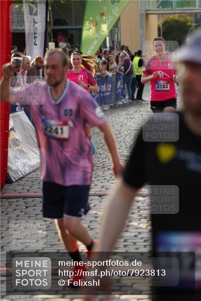 13.06.2025 - Holstenköstenlauf Felixshl http://msf.ph/oto/7923813 13.06.2025 19:56:00 Laufen 2114, 2241, 2550, 2564, 2941, 3129, 3171, 3183, 3591, 3767 meine-sportfotos.de