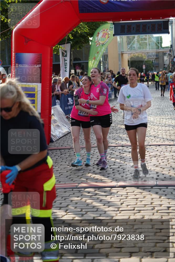 13.06.2025 - Holstenköstenlauf Felixshl http://msf.ph/oto/7923838 13.06.2025 19:56:05 Laufen 2114, 2460, 2550, 2564, 2941, 3171, 3183, 3659, 3767 meine-sportfotos.de