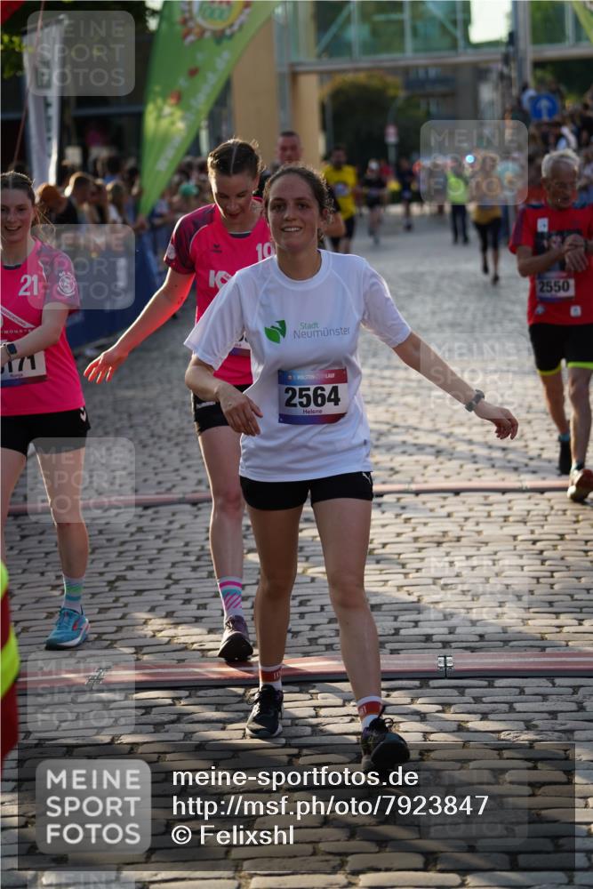 13.06.2025 - Holstenköstenlauf Felixshl http://msf.ph/oto/7923847 13.06.2025 19:56:06 Laufen 2114, 2460, 2550, 2564, 2941, 3659, 3767 meine-sportfotos.de