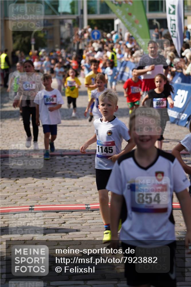 13.06.2025 - Holstenköstenlauf Felixshl http://msf.ph/oto/7923882 13.06.2025 16:08:30 Laufen 289, 295, 433, 446, 450, 469, 597, 695, 856, 1145, 1209, 1210, 1213, 1302, 1385, 1421, 1806 meine-sportfotos.de