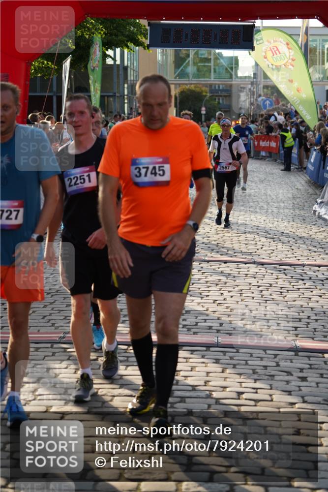 13.06.2025 - Holstenköstenlauf Felixshl http://msf.ph/oto/7924201 13.06.2025 19:58:39 Laufen 2251, 2567, 2575, 2992, 3065, 3251, 3609, 3727, 3730, 3838 meine-sportfotos.de