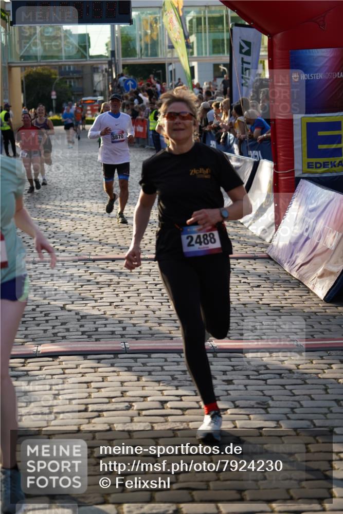 13.06.2025 - Holstenköstenlauf Felixshl http://msf.ph/oto/7924230 13.06.2025 19:58:53 Laufen 2488, 2543, 3851, 3870, 3876, 3880, 3965 meine-sportfotos.de