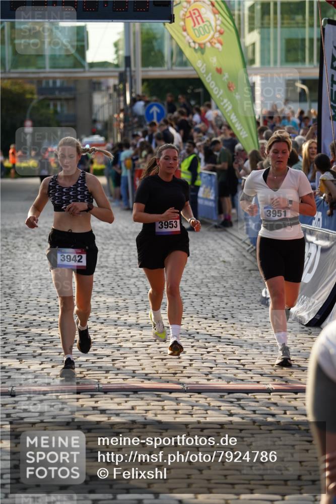 13.06.2025 - Holstenköstenlauf Felixshl http://msf.ph/oto/7924786 13.06.2025 20:02:58 Laufen 3942, 3951, 3953 meine-sportfotos.de