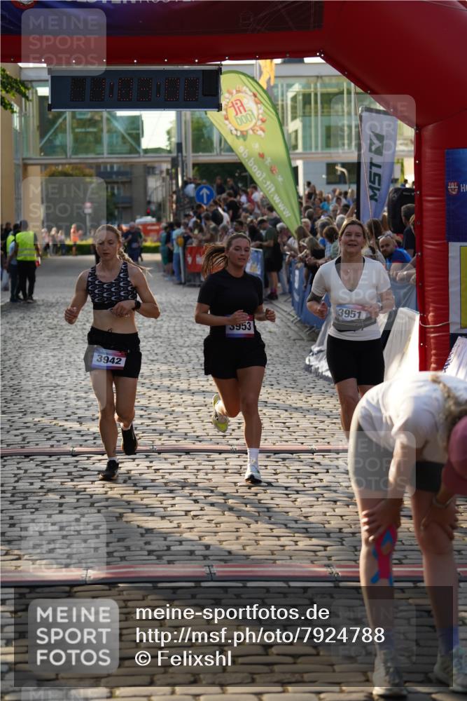 13.06.2025 - Holstenköstenlauf Felixshl http://msf.ph/oto/7924788 13.06.2025 20:02:59 Laufen 3942, 3951, 3953 meine-sportfotos.de