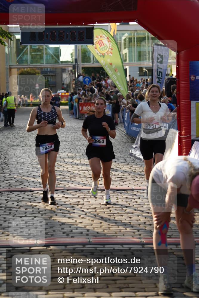13.06.2025 - Holstenköstenlauf Felixshl http://msf.ph/oto/7924790 13.06.2025 20:02:59 Laufen 3942, 3951, 3953 meine-sportfotos.de