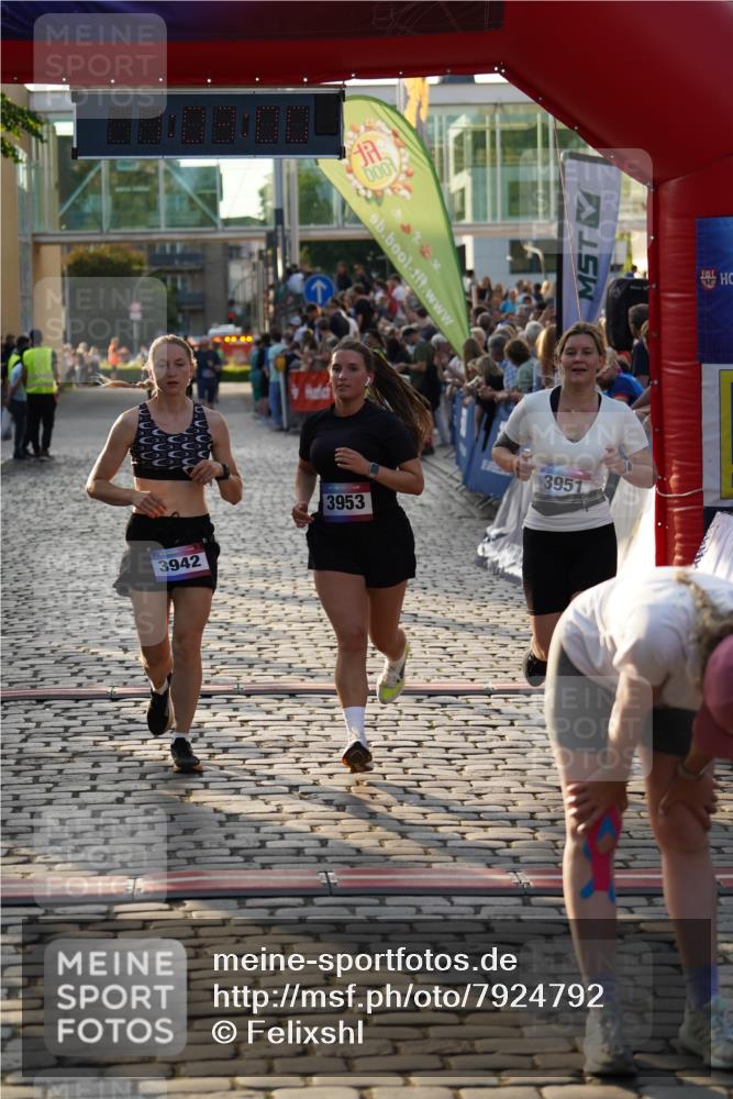 13.06.2025 - Holstenköstenlauf Felixshl http://msf.ph/oto/7924792 13.06.2025 20:02:59 Laufen 3942, 3951, 3953 meine-sportfotos.de