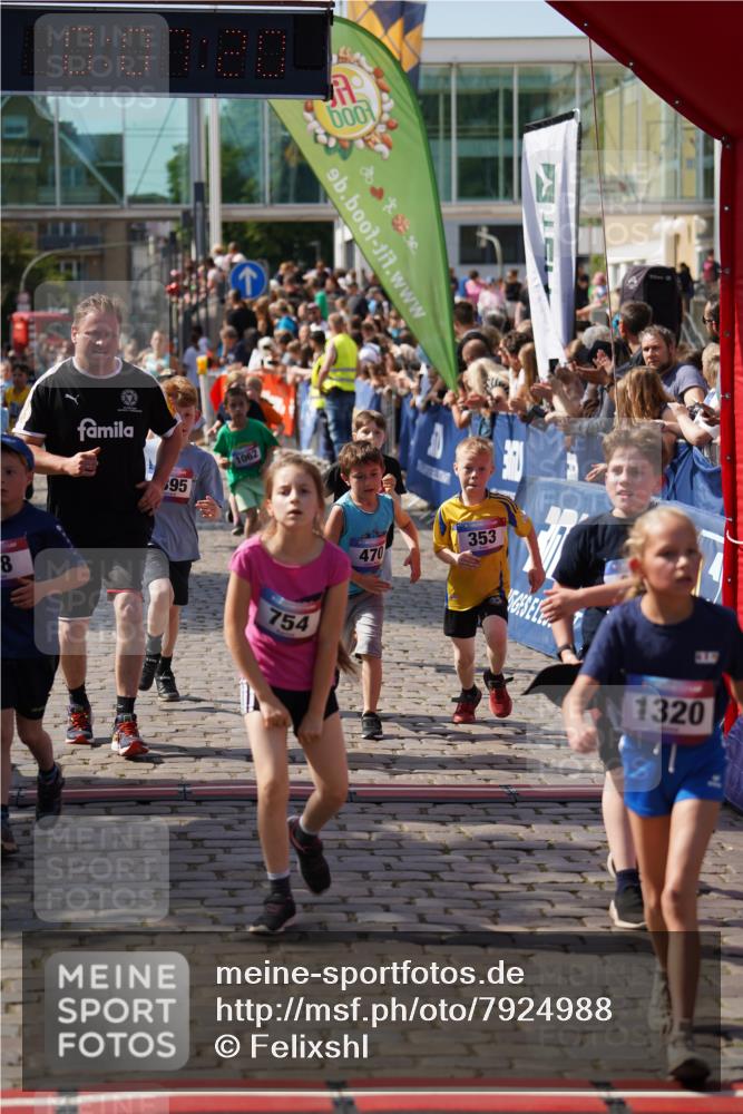 13.06.2025 - Holstenköstenlauf Felixshl http://msf.ph/oto/7924988 13.06.2025 16:22:21 Laufen 38, 341, 342, 351, 353, 470, 486, 488, 611, 747, 754, 867, 992, 994, 1062, 1175, 1230, 1233, 1320, 1395 meine-sportfotos.de