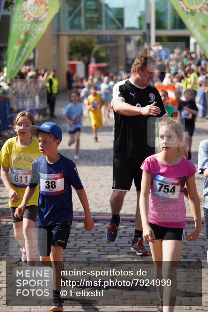 13.06.2025 - Holstenköstenlauf Felixshl http://msf.ph/oto/7924999 13.06.2025 16:22:23 Laufen 38, 329, 333, 341, 342, 351, 353, 470, 486, 488, 611, 747, 754, 867, 994, 1038, 1062, 1175, 1233, 1320, 1395, 1858 meine-sportfotos.de