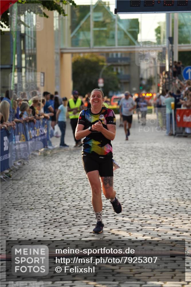 13.06.2025 - Holstenköstenlauf Felixshl http://msf.ph/oto/7925307 13.06.2025 20:07:12 Laufen 2588, 2593, 2923 meine-sportfotos.de