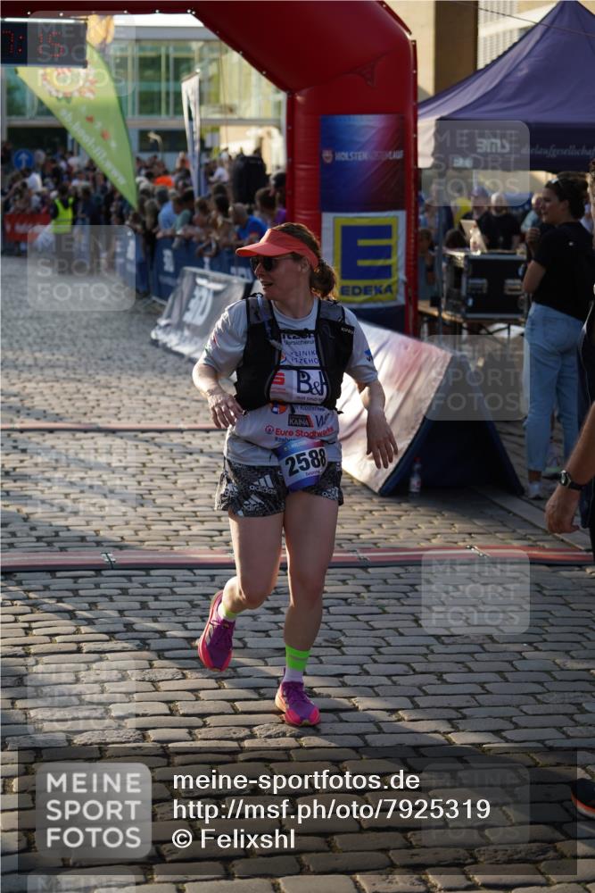 13.06.2025 - Holstenköstenlauf Felixshl http://msf.ph/oto/7925319 13.06.2025 20:07:14 Laufen 2350, 2588, 2593, 2923 meine-sportfotos.de
