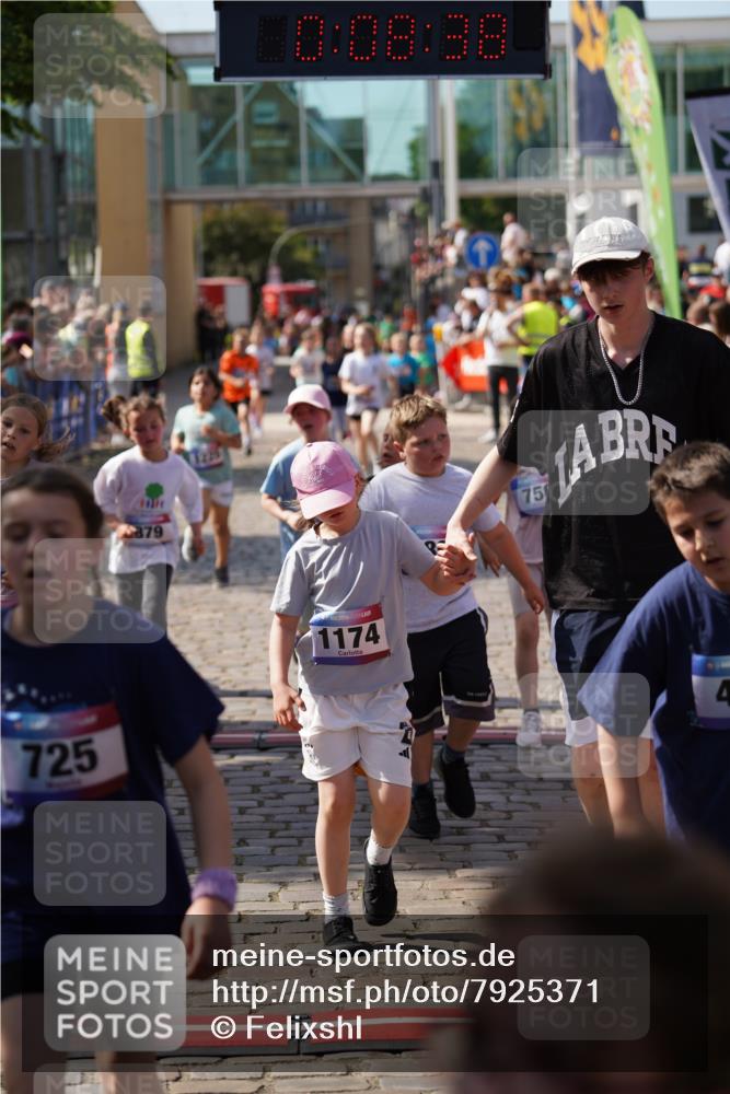 13.06.2025 - Holstenköstenlauf Felixshl http://msf.ph/oto/7925371 13.06.2025 16:23:39 Laufen 163, 332, 336, 337, 480, 483, 725, 727, 741, 756, 878, 879, 989, 995, 1174, 1180, 1225, 1321, 1327, 1329 meine-sportfotos.de