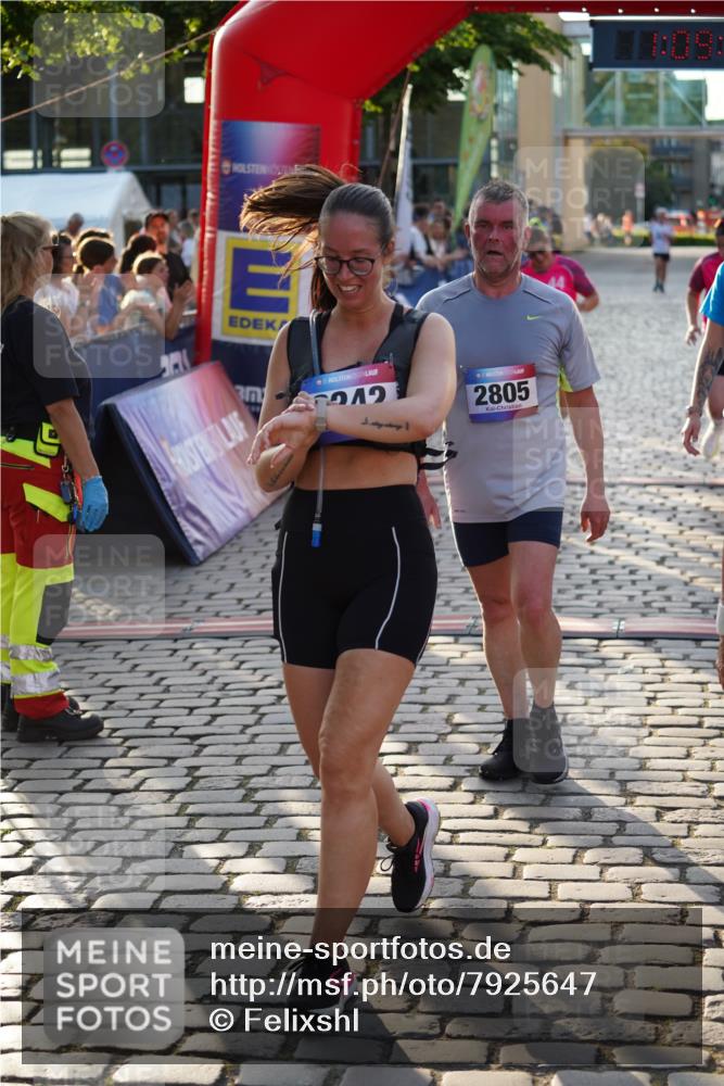 13.06.2025 - Holstenköstenlauf Felixshl http://msf.ph/oto/7925647 13.06.2025 20:09:24 Laufen 2240, 2242, 2805, 3176, 3179 meine-sportfotos.de