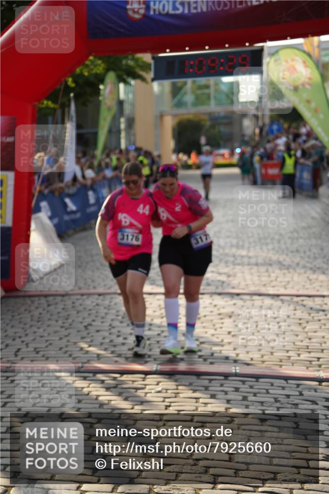 13.06.2025 - Holstenköstenlauf Felixshl http://msf.ph/oto/7925660 13.06.2025 20:09:28 Laufen 3176, 3179 meine-sportfotos.de