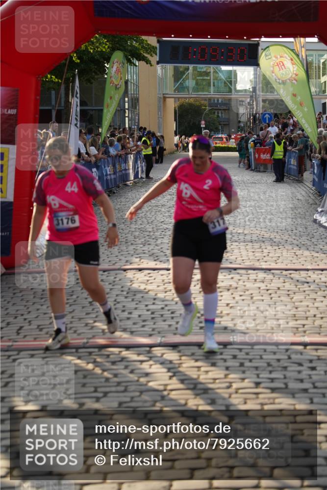 13.06.2025 - Holstenköstenlauf Felixshl http://msf.ph/oto/7925662 13.06.2025 20:09:29 Laufen 3176, 3179 meine-sportfotos.de