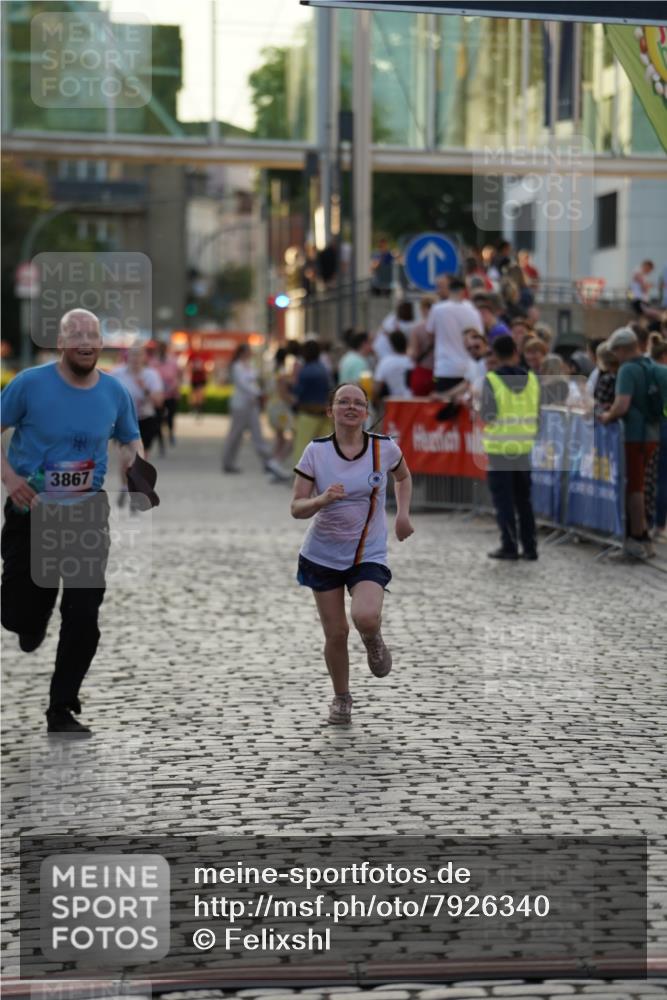 13.06.2025 - Holstenköstenlauf Felixshl http://msf.ph/oto/7926340 13.06.2025 20:16:09 Laufen 3867, 3869 meine-sportfotos.de