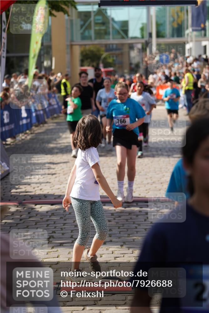 13.06.2025 - Holstenköstenlauf Felixshl http://msf.ph/oto/7926688 13.06.2025 16:38:42 Laufen 234, 239, 247, 636, 652, 766, 768, 779, 791, 907, 924, 1082, 1096, 1402, 1404 meine-sportfotos.de