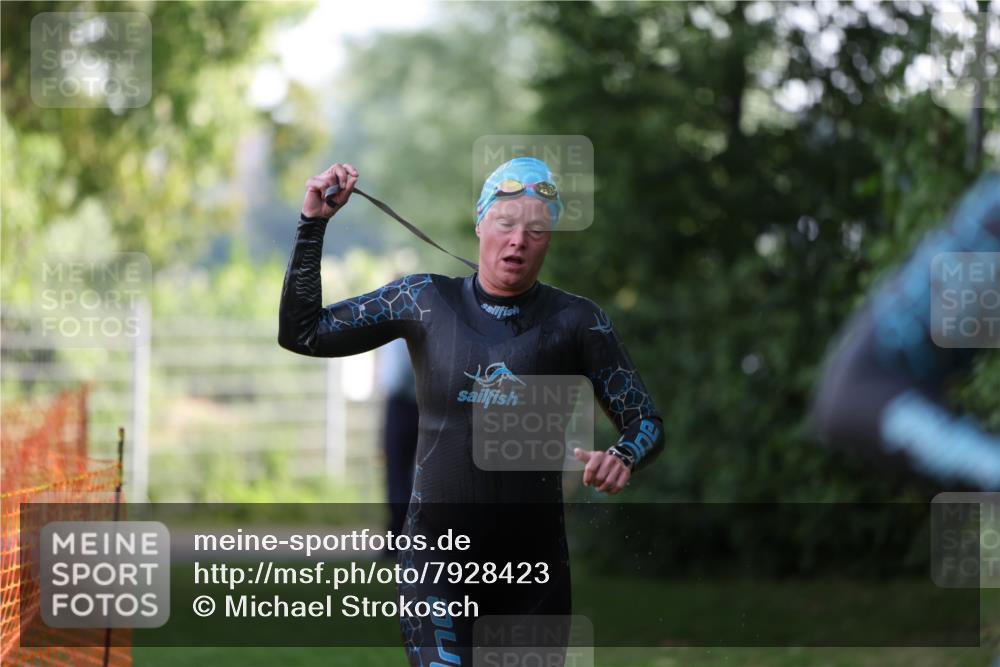 15.06.2025 - 7 Türme Triathlon Michael Strokosch http://msf.ph/oto/7928423 15.06.2025 09:17:07 Schwimmen 81, 82 meine-sportfotos.de