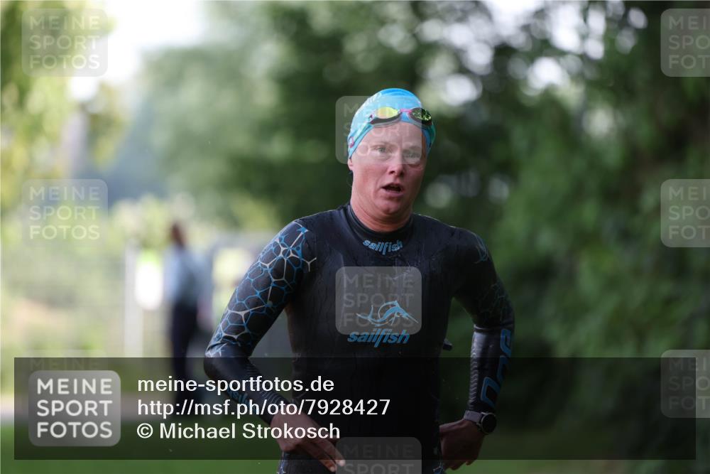 15.06.2025 - 7 Türme Triathlon Michael Strokosch http://msf.ph/oto/7928427 15.06.2025 09:17:08 Schwimmen 81, 82 meine-sportfotos.de