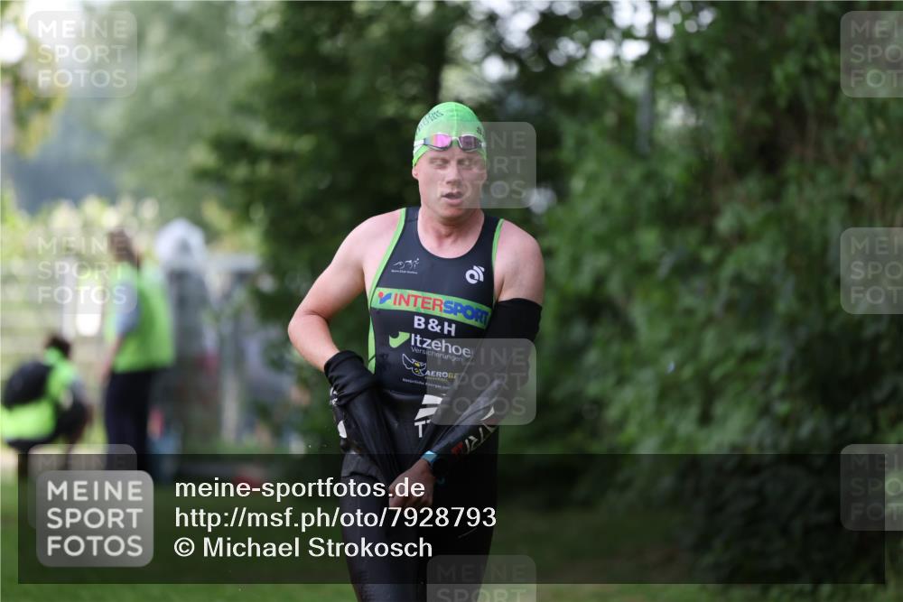 15.06.2025 - 7 Türme Triathlon Michael Strokosch http://msf.ph/oto/7928793 15.06.2025 09:22:25 Schwimmen 38, 62, 64 meine-sportfotos.de