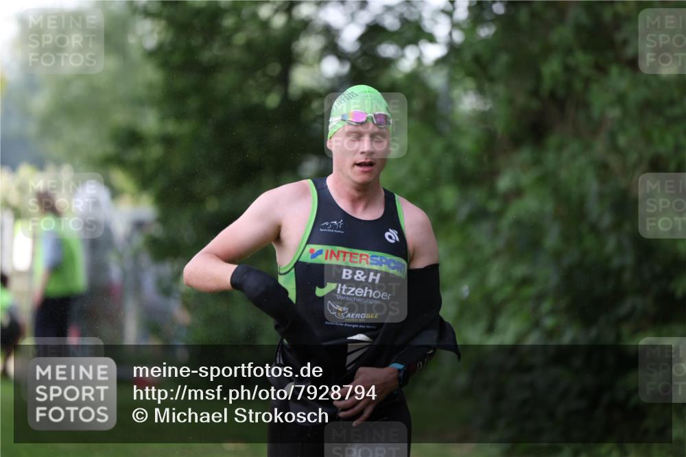 15.06.2025 - 7 Türme Triathlon Michael Strokosch http://msf.ph/oto/7928794 15.06.2025 09:22:25 Schwimmen 38, 62, 64 meine-sportfotos.de