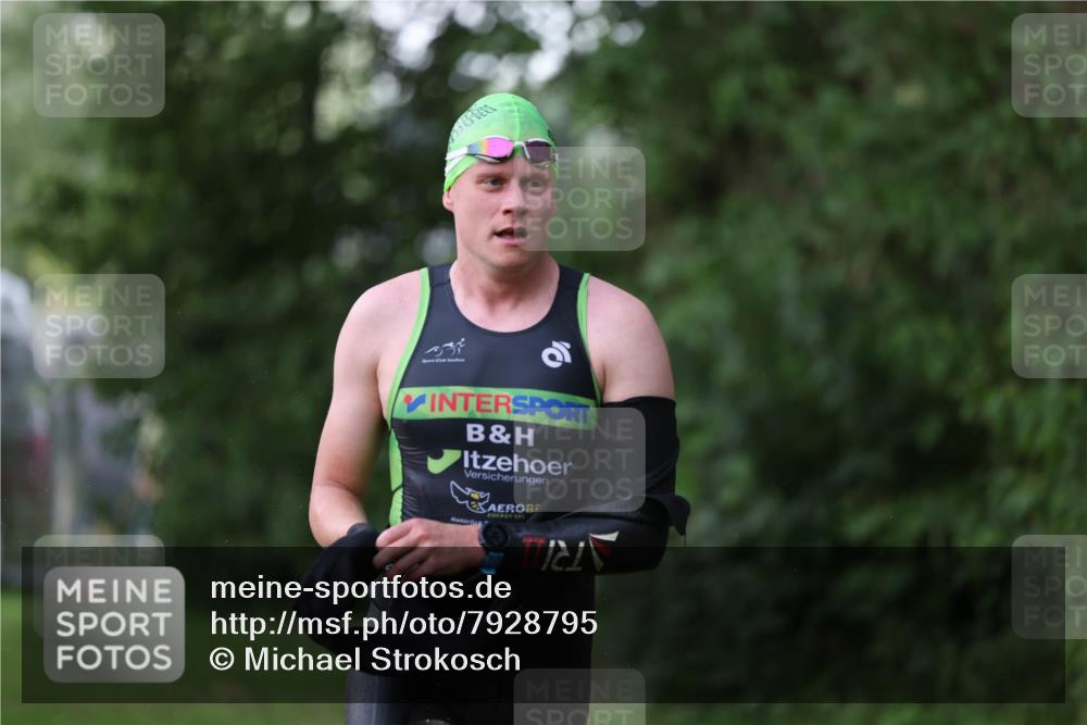 15.06.2025 - 7 Türme Triathlon Michael Strokosch http://msf.ph/oto/7928795 15.06.2025 09:22:26 Schwimmen 38, 62, 64 meine-sportfotos.de
