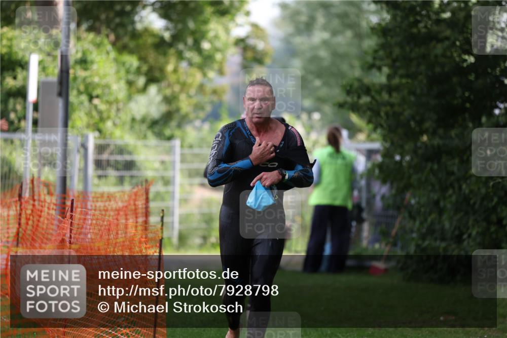 15.06.2025 - 7 Türme Triathlon Michael Strokosch http://msf.ph/oto/7928798 15.06.2025 09:22:49 Schwimmen 8, 10, 79 meine-sportfotos.de