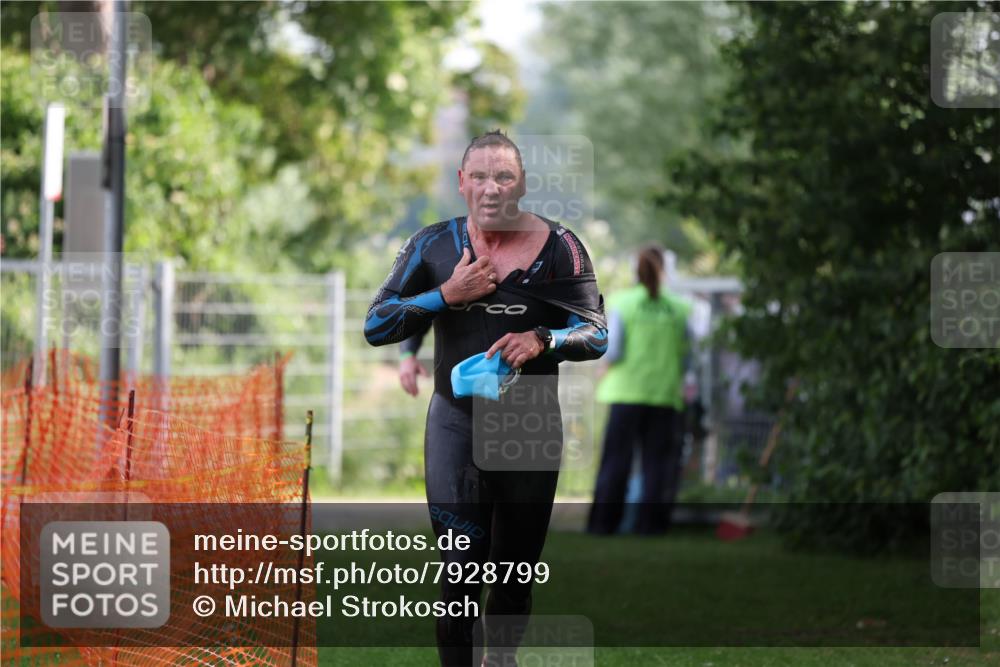 15.06.2025 - 7 Türme Triathlon Michael Strokosch http://msf.ph/oto/7928799 15.06.2025 09:22:49 Schwimmen 8, 10, 79 meine-sportfotos.de