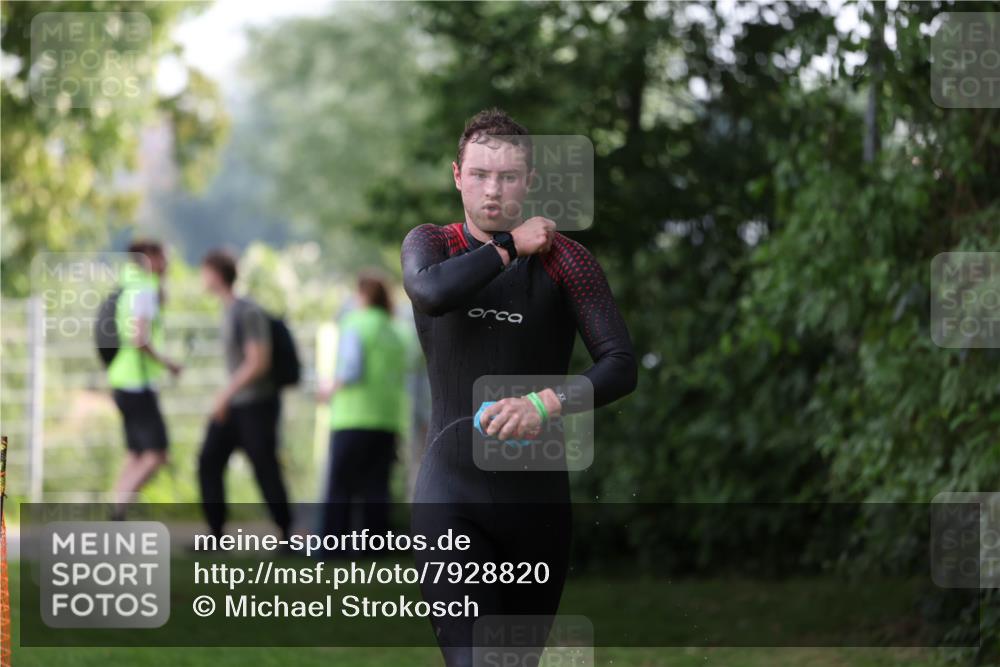 15.06.2025 - 7 Türme Triathlon Michael Strokosch http://msf.ph/oto/7928820 15.06.2025 09:22:59 Schwimmen 8, 10, 79 meine-sportfotos.de