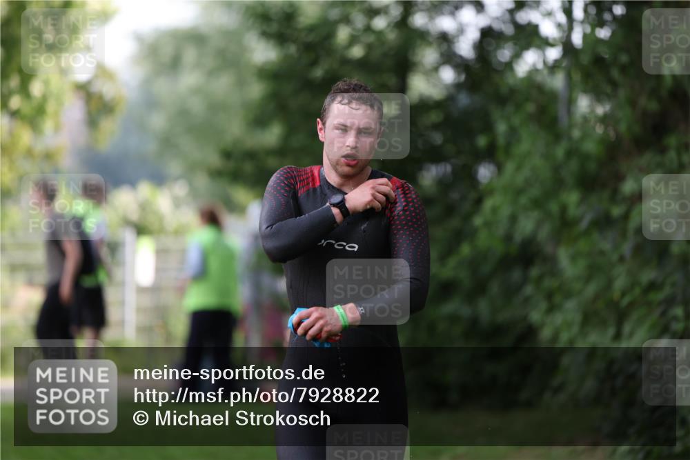 15.06.2025 - 7 Türme Triathlon Michael Strokosch http://msf.ph/oto/7928822 15.06.2025 09:22:59 Schwimmen 8, 10, 79 meine-sportfotos.de