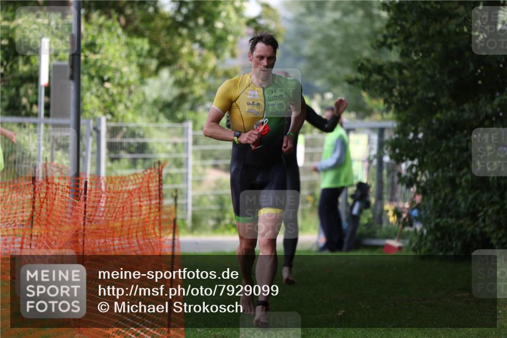 15.06.2025 - 7 Türme Triathlon Michael Strokosch http://msf.ph/oto/7929099 15.06.2025 09:27:24 Schwimmen 51, 52 meine-sportfotos.de