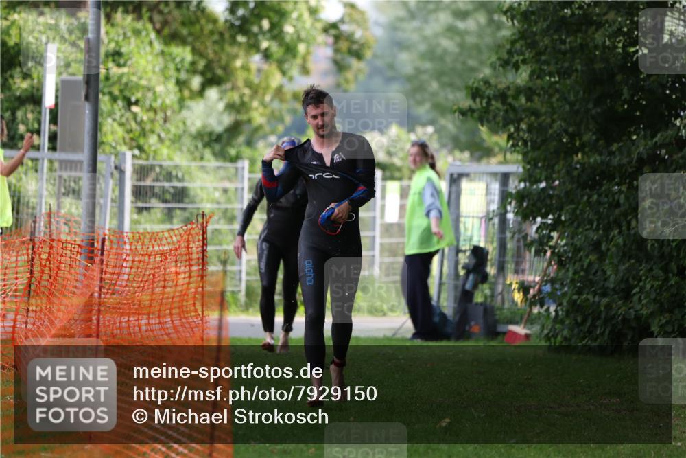 15.06.2025 - 7 Türme Triathlon Michael Strokosch http://msf.ph/oto/7929150 15.06.2025 09:29:11 Schwimmen 154, 155 meine-sportfotos.de