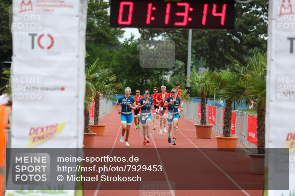 15.06.2025 - 7 Türme Triathlon Michael Strokosch http://msf.ph/oto/7929453 15.06.2025 10:13:14 Ziel 81, 82 meine-sportfotos.de
