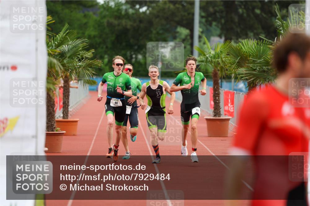 15.06.2025 - 7 Türme Triathlon Michael Strokosch http://msf.ph/oto/7929484 15.06.2025 10:13:33 Ziel 41, 42, 43, 44 meine-sportfotos.de