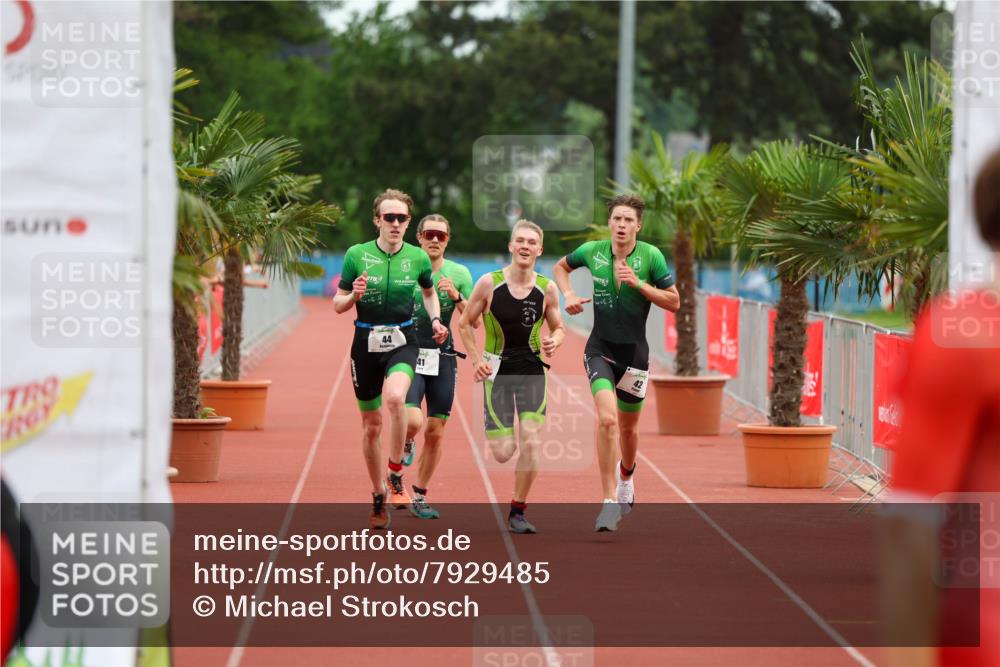 15.06.2025 - 7 Türme Triathlon Michael Strokosch http://msf.ph/oto/7929485 15.06.2025 10:13:33 Ziel 41, 42, 43, 44 meine-sportfotos.de