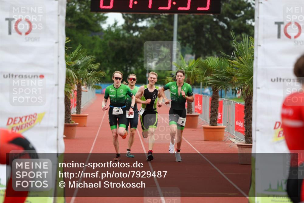 15.06.2025 - 7 Türme Triathlon Michael Strokosch http://msf.ph/oto/7929487 15.06.2025 10:13:34 Ziel 41, 42, 43, 44 meine-sportfotos.de