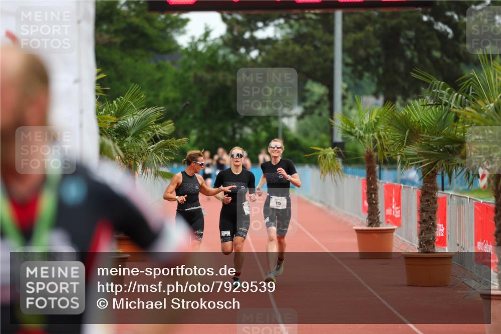 15.06.2025 - 7 Türme Triathlon Michael Strokosch http://msf.ph/oto/7929539 15.06.2025 10:15:36 Ziel 113, 114, 115 meine-sportfotos.de