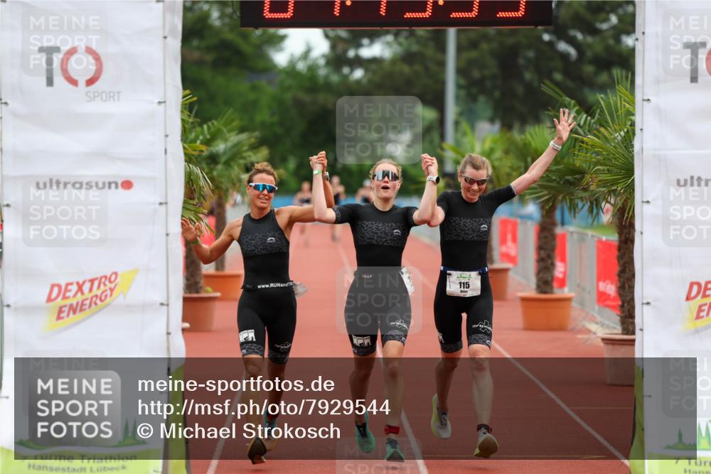 15.06.2025 - 7 Türme Triathlon Michael Strokosch http://msf.ph/oto/7929544 15.06.2025 10:15:40 Ziel 113, 114, 115 meine-sportfotos.de