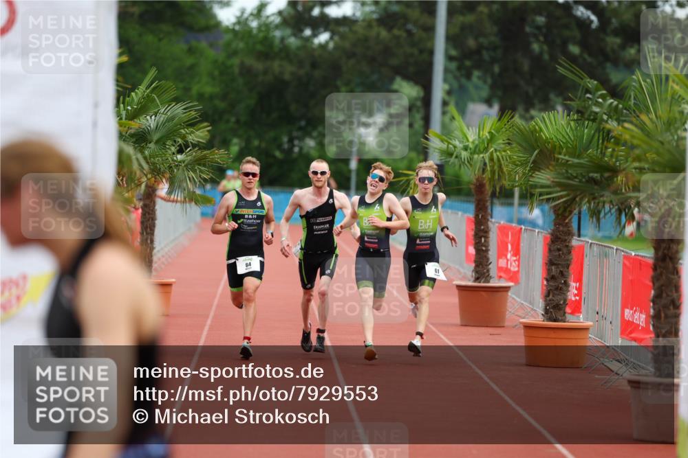 15.06.2025 - 7 Türme Triathlon Michael Strokosch http://msf.ph/oto/7929553 15.06.2025 10:15:59 Ziel 61, 63, 64, 65, 97, 99, 100 meine-sportfotos.de