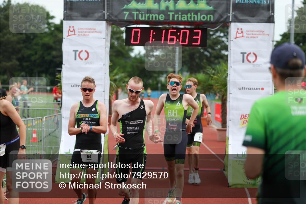 15.06.2025 - 7 Türme Triathlon Michael Strokosch http://msf.ph/oto/7929570 15.06.2025 10:16:03 Ziel 61, 63, 64, 65 meine-sportfotos.de