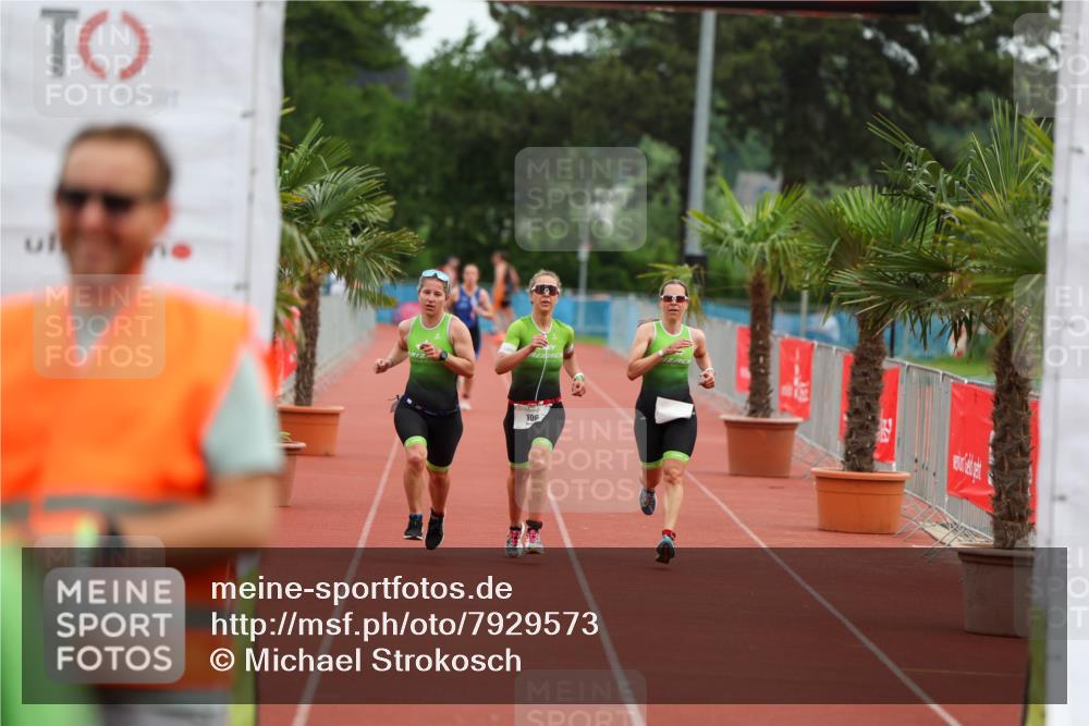 15.06.2025 - 7 Türme Triathlon Michael Strokosch http://msf.ph/oto/7929573 15.06.2025 10:16:17 Ziel 105, 106, 107 meine-sportfotos.de