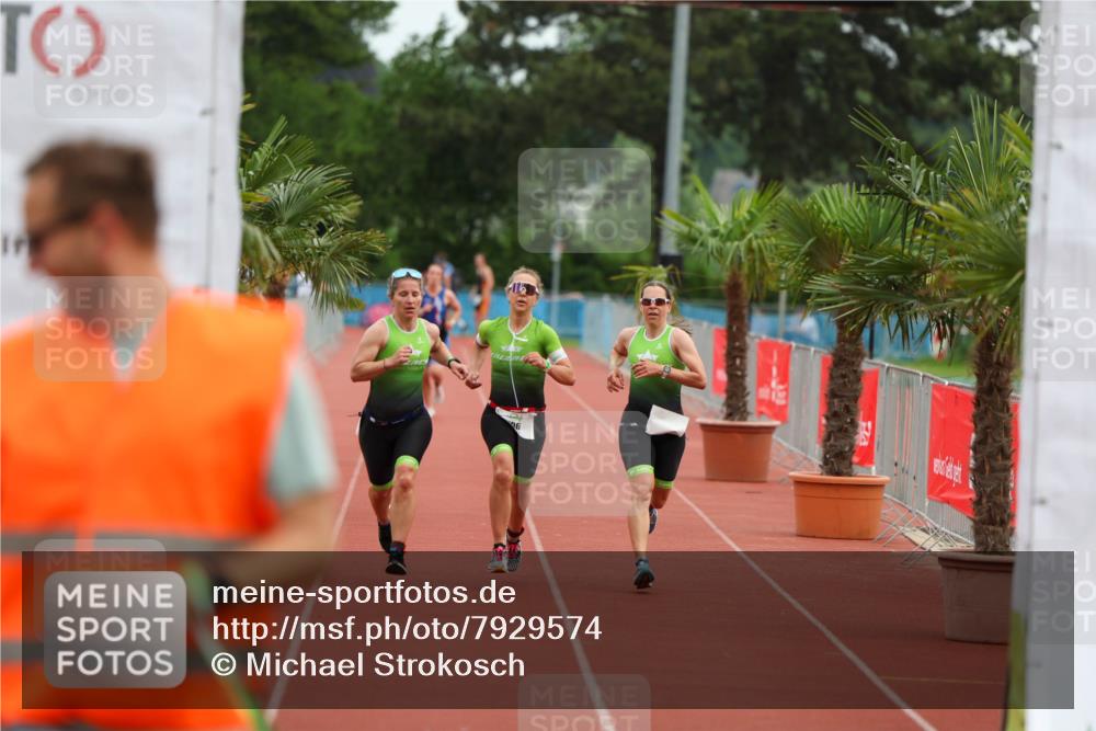 15.06.2025 - 7 Türme Triathlon Michael Strokosch http://msf.ph/oto/7929574 15.06.2025 10:16:17 Ziel 105, 106, 107 meine-sportfotos.de