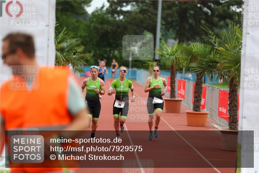 15.06.2025 - 7 Türme Triathlon Michael Strokosch http://msf.ph/oto/7929575 15.06.2025 10:16:18 Ziel 105, 106, 107 meine-sportfotos.de