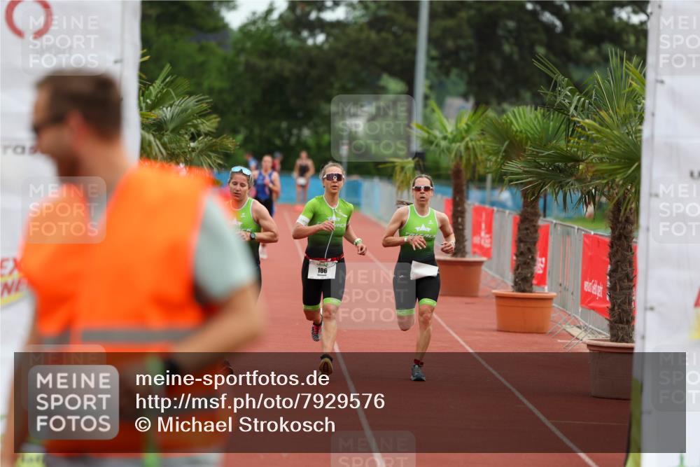 15.06.2025 - 7 Türme Triathlon Michael Strokosch http://msf.ph/oto/7929576 15.06.2025 10:16:18 Ziel 105, 106, 107 meine-sportfotos.de