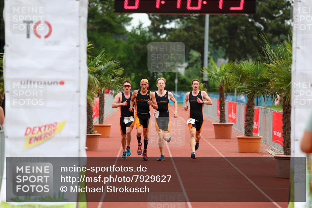 15.06.2025 - 7 Türme Triathlon Michael Strokosch http://msf.ph/oto/7929627 15.06.2025 10:18:43 Ziel 66, 67, 68, 69 meine-sportfotos.de